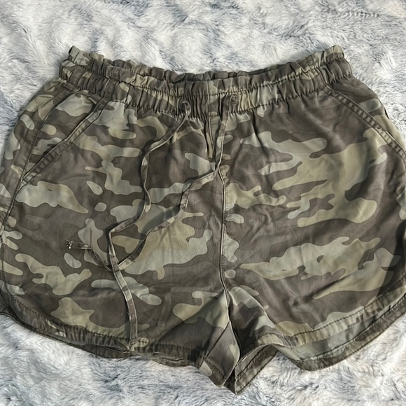 American Eagle camo shorts size medium - Picture 1 of 3